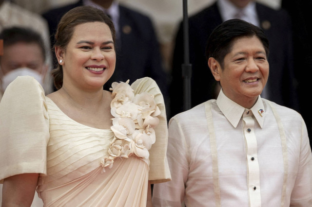 Wakil Presiden Filipina yang baru terpilih Sara Duterte berpose dengan Presiden Filipina yang baru terpilih Ferdinand "Bongbong" Marcos Jr. saat upacara pelantikan di Museum Nasional di Manila, Filipina (30/6/2022). Foto: Eloisa Lopez/REUTERS