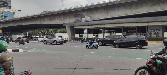 Lokasi kecelakaan beruntun di traffic light Slipi, Jakarta Barat. Foto: Rachmadi Rasyad/kumparan