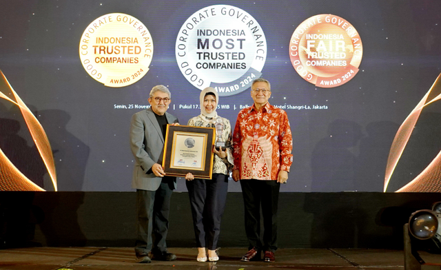 Direktur Compliance & Human Capital PT Bank Syariah Indonesia Tbk (BSI) Tribuana Tunggadewi (tengah) menerima penghargaan Corporate Governance Perception Index (CGPI) Award 2024 predikat Most Trusted Company. Foto: Dok. BSI