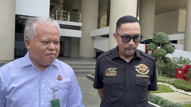 Wakil Ketua Komisi III DPR RI Ahmad Sahroni bersama dengan Kapuspenkum Kejagung Harli Siregar menjawab pertanyaan wartawan saat ditemui di Kejaksaan Agung, Jakarta Selatan, Selasa (26/10/2024).  Foto: Jonathan Devin/kumparan