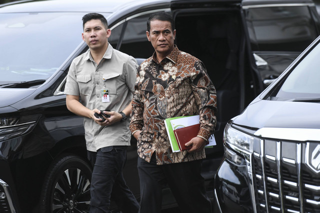 Menteri Pertanian Andi Amran Sulaiman (kanan) bersiap mengikuti rapat yang dipimpin Presiden Prabowo Subianto di Kompleks Istana Kepresidenan, Jakarta, Senin (25/11/2024). Foto: Hafidz Mubarak A/Antara Foto 