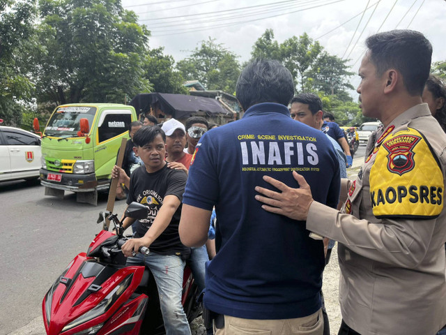 Suasana prarekonstruksi tawuran di Jalan Candi Penataran Raya, Kota Semarang, Selasa (26/11/2024). Foto: Intan Alliva Khansa/kumparan