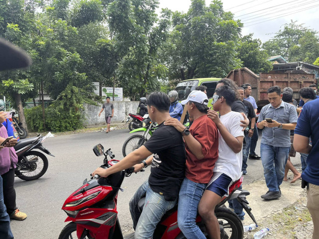 Suasana prarekonstruksi tawuran di Jalan Candi Penataran Raya, Kota Semarang, Selasa (26/11/2024). Foto: Intan Alliva Khansa/kumparan