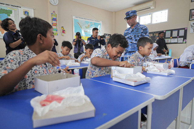 Sejumlah siswa menyantap makanan saat simulasi program Makan Bergizi Gratis di sekolah wilayah Lanud Halim Perdanakusuma di SDS Angkasa 5 Lanud Halim Perdanakusuma, Jakarta, Selasa (26/11/2024). Foto: Iqbal Firdaus/kumparan