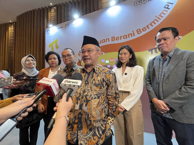 Mendikdasmen Abdul Mu'ti menjawab pertanyaan wartawan di Westin Jakarta, Jakarta Selatan, Selasa (26/11/2024). Foto: Alya Zahra/kumparan 