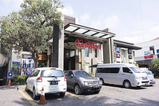 Suasana eksterior outlet Kartika Sari Bandung. Foto: Dok. Istimewa