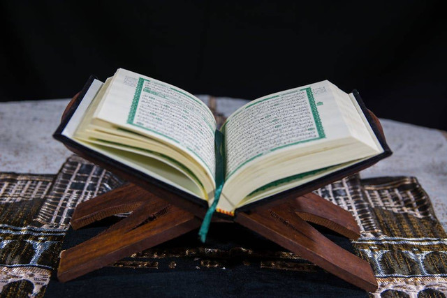 Ikhfa haqiqi adalah salah satu hukum tajwid dalam membaca Al-Qur'an yang berkaitan dengan cara pelafalan huruf nun sukun atau tanwin. Foto: Pexels.com