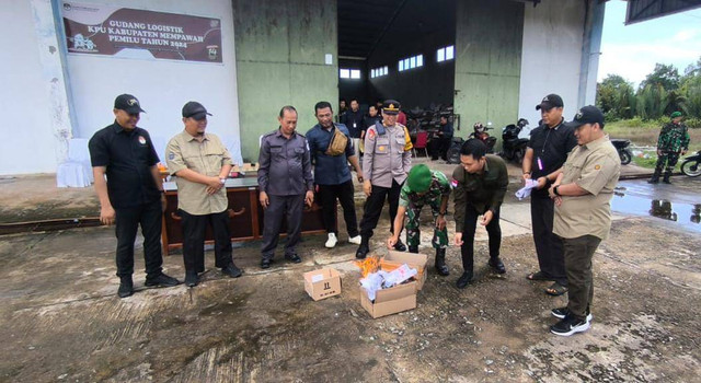 Pemusnahan surat suara Pilkada di Mempawah. Foto: M. Zain/Hi!Pontianak