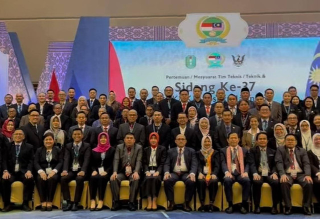 Kadisdikbud Kalbar berfoto bersama Pertemuan/Mesyuarat Sidang ke-37 KK/JKK Sosek Malindo Tingkat Provinsi Kalimantan Barat-Peringkat Negeri Sarawak Malaysia. Foto: Instagram @rita.bersamakalian