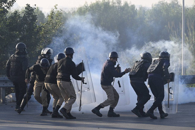 Polisi menembakkan peluru gas air mata untuk membubarkan para pendukung partai Pakistan Tehreek-e-Insaf (PTI) dalam sebuah demonstasi di Islamabad, Pakistan, Selasa (26/11/2024). Foto: Aamir QURESHI/AFP