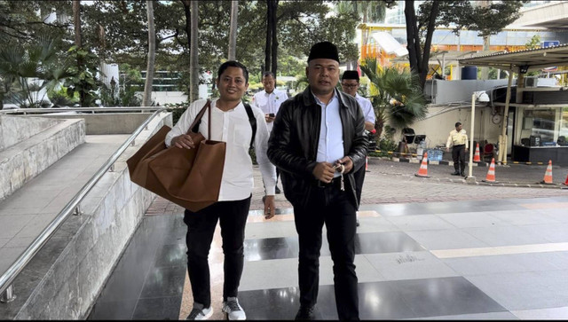 Tenaga Ahli Menteri Agama, Muhammad Ainul Yaqin (peci hitam), mengembalikan barang yang diterima oleh Menag Nasaruddin Umar yang diduga sebagai gratifikasi ke KPK, di Gedung ACLC KPK, Jakarta, Selasa (26/11/2024). Foto: Dok. Istimewa