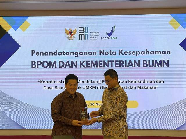 Penandatanganan Nota Kesepahaman BPOM dan Kementerian BUMN oleh Kepala BPOM Taruna Ikrar dan Menteri BUMN, Erick Thohir di Kantor BPOM, Jakarta, pada Selasa (26/11/2024). Foto: Ghifari/kumparan 