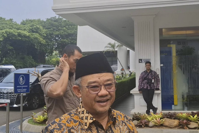 Menteri Pendidikan Dasar dan Menengah (Mendikdasmen) Abdul Mu'ti menemui Presiden Prabowo Subianto di Istana Negara, Jakarta Pusat, Selasa (26/11/2024). Foto: Zamachsyari/kumparan