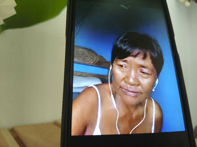 Celia Veloso ibunda dari terpidana mati kasus penyelundupan narkoba asal Filipina, Mary Jane Veloso, saat menghadiri konferensi pers via Zoom, Selasa (26/11/2024). Foto: Arfiansyah Panji Purnandaru/kumparan