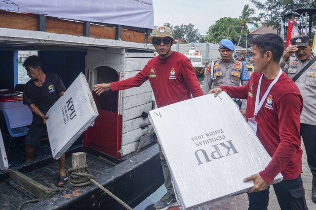 Petugas memasukan logistik Pilkada 2024 ke dalam kapal untuk didistribusikan ke pulau-pulau di Kepulauan Seribu, Jakarta, Senin (25/11/2024).  Foto: Aditya Nugroho/ANTARA FOTO