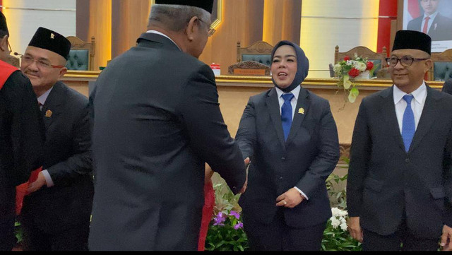 Hadijah Fitriah saat dilantik di sebagai Wakil Ketua DPRD Kalbar. Foto: Yulia Ramadhiyanti/Hi!Pontianak