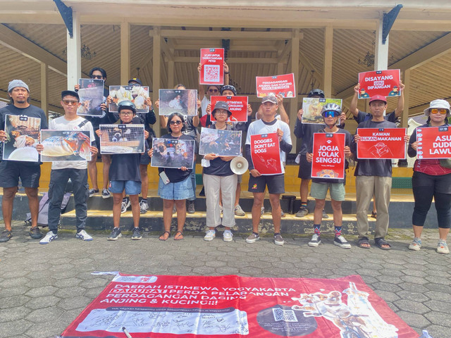 Sejumlah komunitas peduli satwa saat menggelar demo di Kantor Gubernur DIY, Selasa (26/11). Foto: Resti Damayanti/Pandangan Jogja