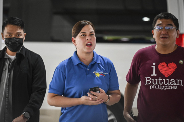 Wakil Presiden Filipina Sara Duterte mengadakan konferensi pers di sebuah rumah sakit di Quezon City, Metro Manila, Selasa (26/11/2024). Foto: JAM STA ROSA/AFP