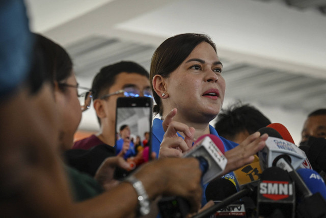 Wakil Presiden Filipina Sara Duterte mengadakan konferensi pers di sebuah rumah sakit di Quezon City, Metro Manila, Selasa (26/11/2024). Foto: JAM STA ROSA/AFP