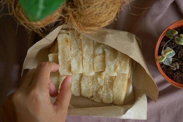 Kue Basah Khas Betawi. Foto Kue Pancong. Sumber foto: Unsplash-Anisa Wulan Asri