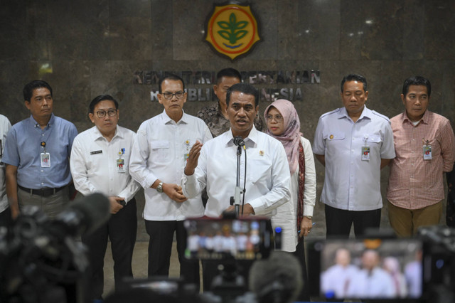 Menteri Pertanian Andi Amran Sulaiman memberikan pemaparan saat konferensi pers di Gedung Kementerian Pertanian, Jakarta, Selasa (26/11/2024). Foto: Muhammad Ramdan/ANTARA FOTO