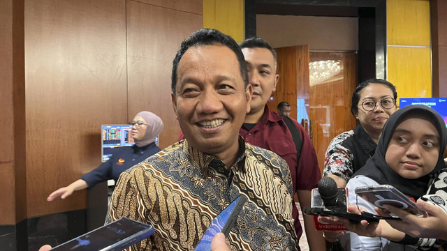 Direktur Jenderal Mineral dan Batu Bara Kementerian ESDM Tri Winarno menjawab pertanyaan wartawan saat ditemui di Ritz Carlton Pasific Place, Selasa (26/11/2024). Foto: Fariza Rizky Ananda/kumparan