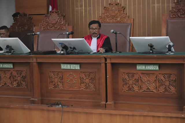 Hakim Tumpanuli Marbun memimpin jalannya sidang putusan praperadilan Menteri Perdagangan periode 2015-2016 Thomas Lembong terkait dugaan kasus korupsi impor gula di PN Jakarta Selatan, Jakarta, Selasa (26/11/2024). Foto: Iqbal Firdaus/kumparan