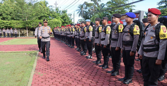 Pengecekan kesiapan personel Polres Mempawah. Foto: M. Zain/Hi!Pontianak