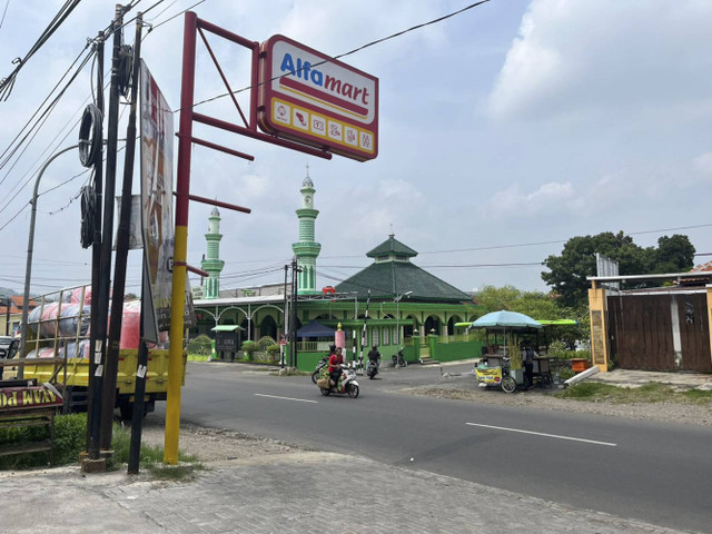 Suasana Jalan Candi Penataran Raya, Kota Semarang, Selasa (26/11/2024). Ini merupakan lokasi polisi menembak siswa SMK pelaku tawuran. Foto: Intan Alliva Khansa/kumparan