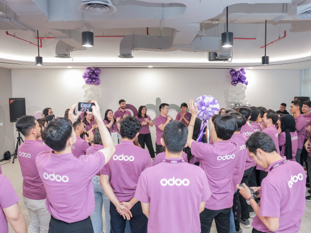 Benny Putra Sugito, Direktur Odoo Indonesia memimpin perayaan ulang tahun dan peresmian kantor baru Odoo Indonesia. Foto: PT Odoo Software Indonesia