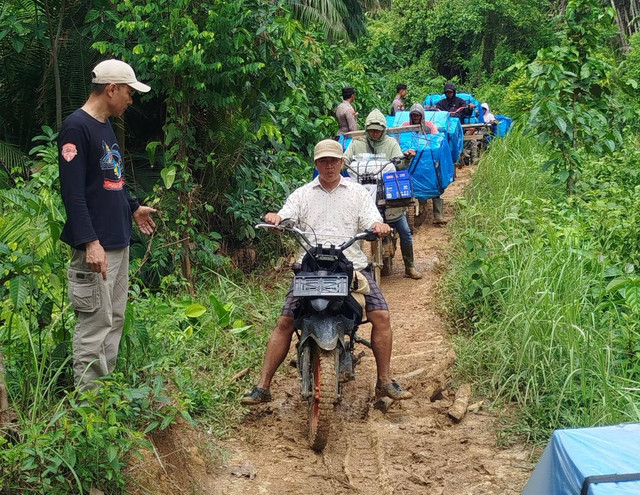 Pendistribusian logistik Pilkada 2024 di Pekon Way Haru, Kecamatan Bangkunat, Kabupaten Pesisir Barat, Lampung. | Foto: KPU Provinsi Lampung