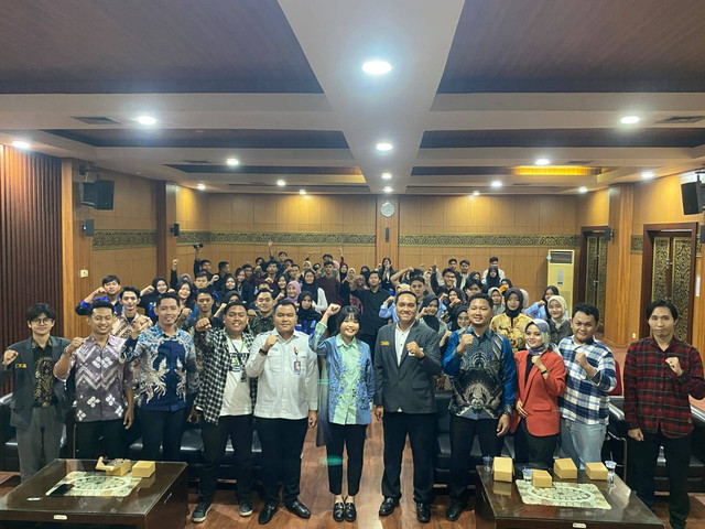 Anggota MPR RI dr. Ratu Tenny Leriva mengelar Sosialisasi Empat Pilar Kebangsaan bersama DPD Sumsel dan mahasiswa yang ada di Palembang. Foto : Istimewa
