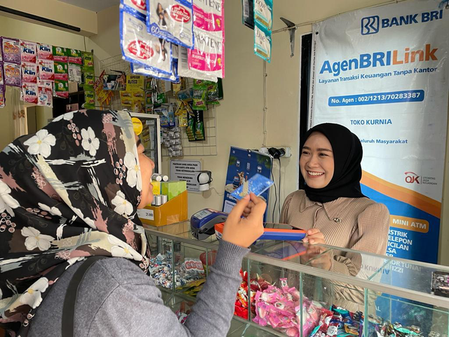 Keberadaan AgenBRILink yang berhasil mendorong perekonomian lokal. Foto: Dok. BRI