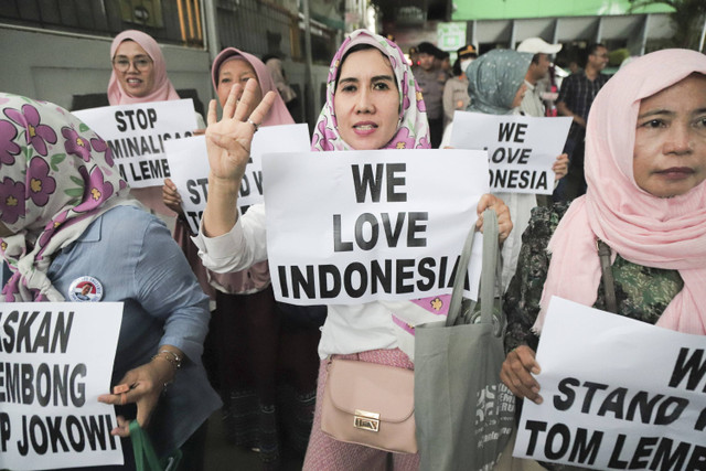 Sejumlah pendukung tersangka kasus korupsi Menteri Perdagangan periode 2015-2016 Thomas Lembong  melakukan unjuk rasa terkait putusan sidang praperadilan di Pengadilan Negeri Jakarta Selatan, Selasa (26/11/20224). Foto: Iqbal Firdaus/kumparan