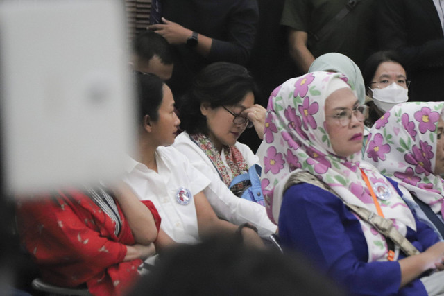 Istri Tom Lembong bersama pendukung usai sidang putusan praperadilan Tom Lembong ditolak oleh Hakim di Pengadilan Negeri Jakarta Selatan, Jakarta, Selasa (26/11/2024). Foto: Iqbal Firdaus/kumparan