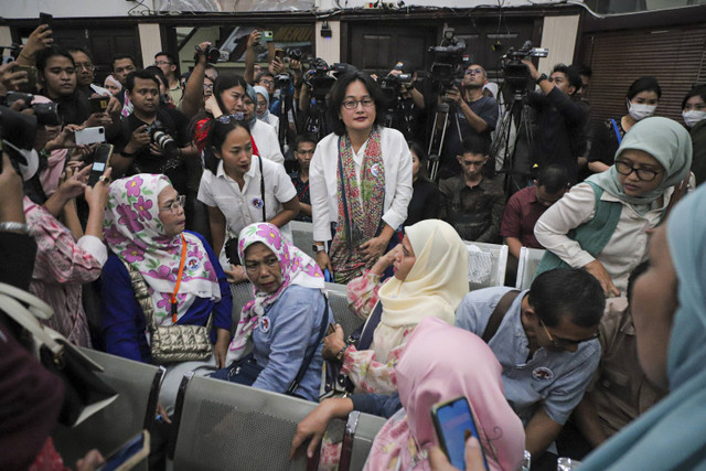 Istri Tom Lembong, Maria Franciska Wihardja (kacamata berbaju putih) tiba untuk menghadiri sidang putusan praperadilan Thomas Lembong terkait kasus dugaan korupsi impor gula di Pengadilan Negeri Jakarta Selatan, Jakarta, Selasa (26/11/2024). Foto: Iqbal Firdaus/kumparan