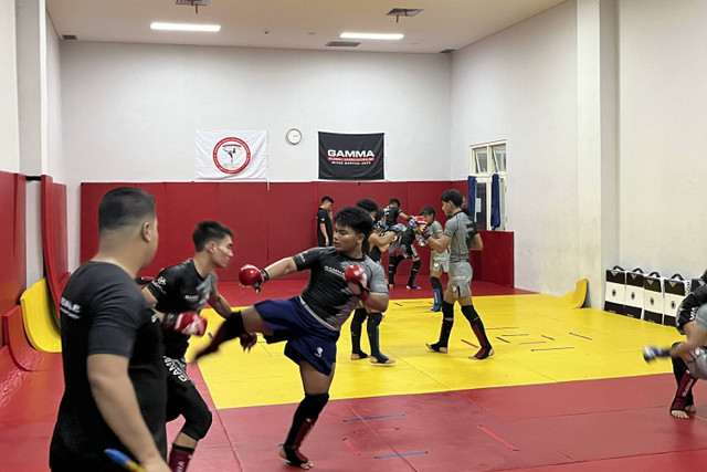 Persiapan Pelatnas Tim U-18 Indonesia jelang bertarung dalam Kejuaraan Dunia MMA 2024 di Jakarta, Selasa (26/11/2024). Foto: Azrumi El Ghazali/kumparan