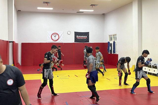 Persiapan Pelatnas Tim U-18 Indonesia jelang bertarung dalam Kejuaraan Dunia MMA 2024 di Jakarta, Selasa (26/11/2024). Foto: Azrumi El Ghazali/kumparan