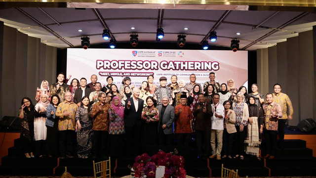 Foto Bersama Para Peserta Professor Gathering