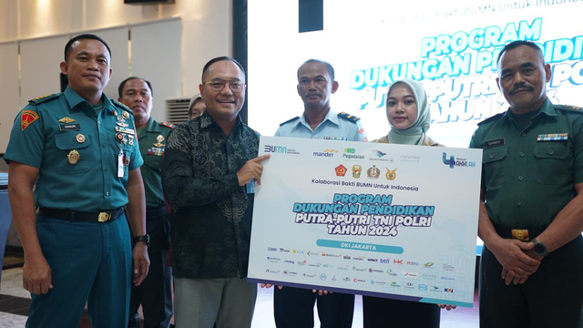 Penyerahan program dukungan pendidikan dari Bank Mandiri, Garuda Indonesia, Pegadaian, dan Angkasa Pura Indonesia untuk putra-putri anggota TNI dan Polri di DKI Jakarta. Foto: Dok. Bank Mandiri