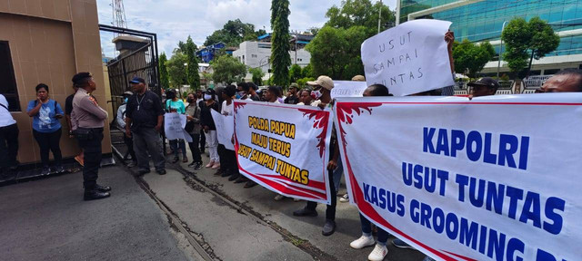 Komunitas Pemuda Papua Perubahan mendatangi Markas Polda Papua, mendesak kepolisian untuk menuntaskan kasus asusila yang menjerat calon Bupati Biak Numfor, HAN. Foto: Katharina