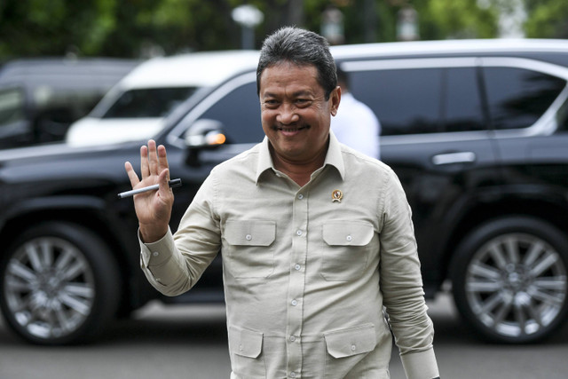 Menteri Kelautan dan Perikanan Sakti Wahyu Trenggono bersiap mengikuti rapat yang dipimpin Presiden Prabowo Subianto di Kompleks Istana Kepresidenan, Jakarta, Senin (25/11/2024). Foto: Hafidz Mubarak A/Antara Foto 