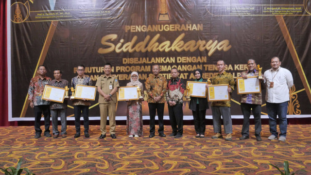 penyerahan Trophy Siddhakarya tahun 2024 ( dok. Seksi Lattas Disnaker Kepri)