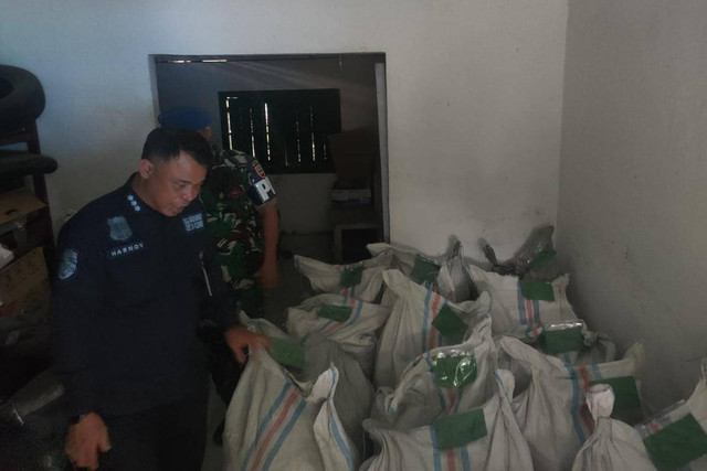 Puluhan karung sisik trenggiling yang hendak dijual secara ilegal diamankan KLHK. Foto: Dok. Istimewa