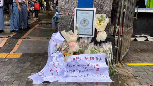 Karangan bunga, pigura dan buket bunga berisi ucapan duka cita berjejer di depan SMKN 4 Semarang.

 Foto: Dok. Istimewa