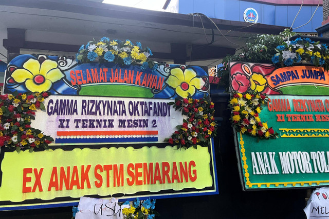 Karangan bunga, pigura dan buket bunga berisi ucapan duka cita berjejer di depan SMKN 4 Semarang. Foto: Dok. Istimewa