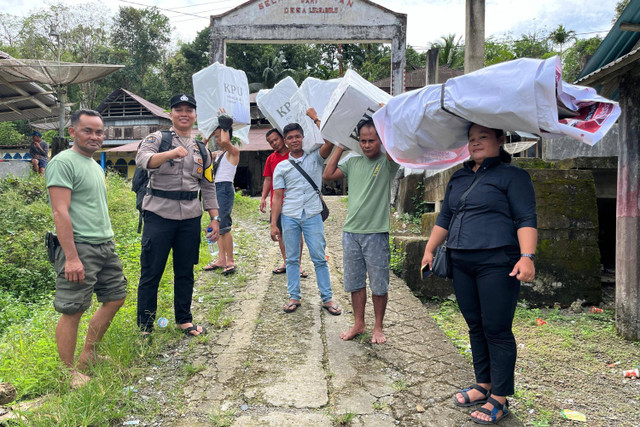 Perjuangan mengantar logistik Pilkada 2024 ke Pulau Nias. Foto: Polda Sumut