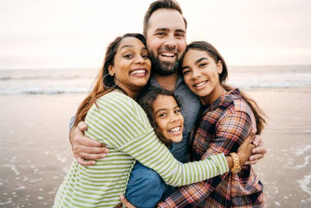 Foto sebuah keluarga, Sumber foto: https://www.istockphoto.com/id/foto/orang-tua-yang-tersenyum-dengan-dua-anak-gm1082467846-290313466