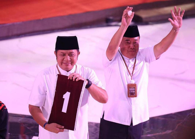 Saat Calon Gubernur dan Wakil Gubernur Sumsel Herman Deru-Cik Ujang menerima nomor urut. Foto : Istimewa