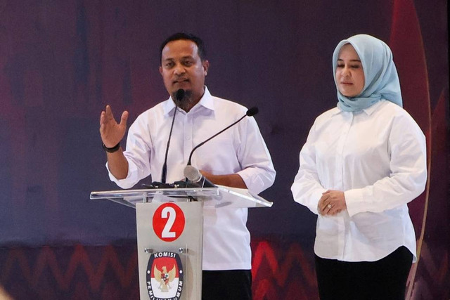 Cagub dan Cawagub Sulsel nomor urut 02 Andi Sudirman Sulaiman dan Fatmawati Rusdi saat debat publik kedua Pilgub Sulsel 2024 di Hotel Claro Makassar, Sulawesi Selatan, Minggu (10/11/2024). Foto: Arnas Padda/ANTARA FOTO